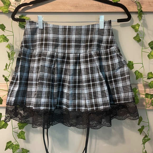 Cute pleated flowy lace w/ ties skirt - never work great condition! - Picture 3 of 3